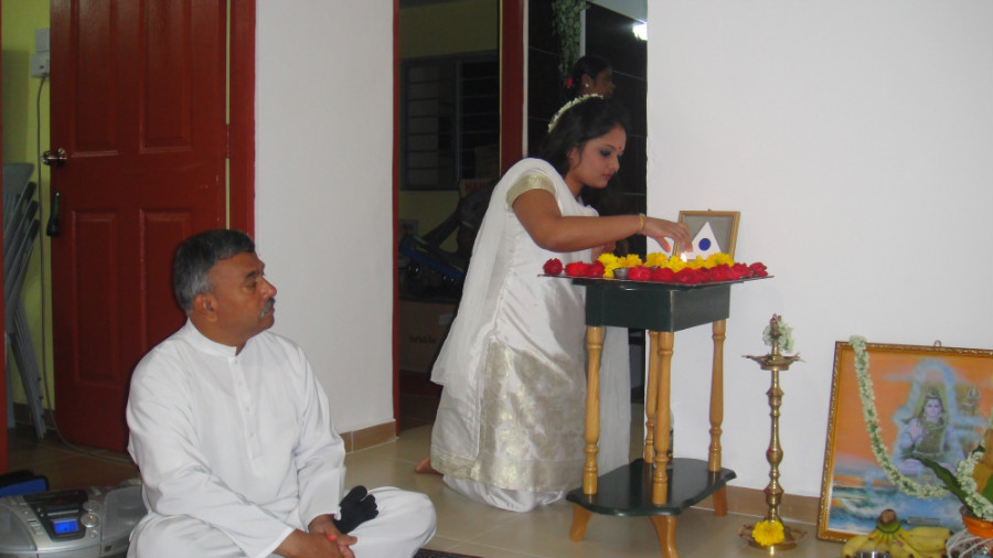 3 Mei Ganaselvi Shamini Kalidas Light Up Astha Deepam
